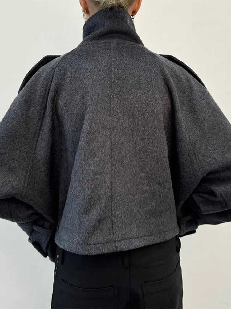 Kurze Oversize-Jacke mit Stehkragen und Schulterriegeln