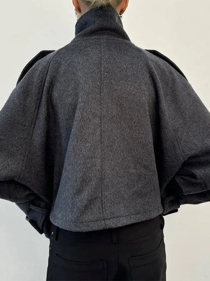 Kurze Oversize-Jacke mit Stehkragen und Schulterriegeln