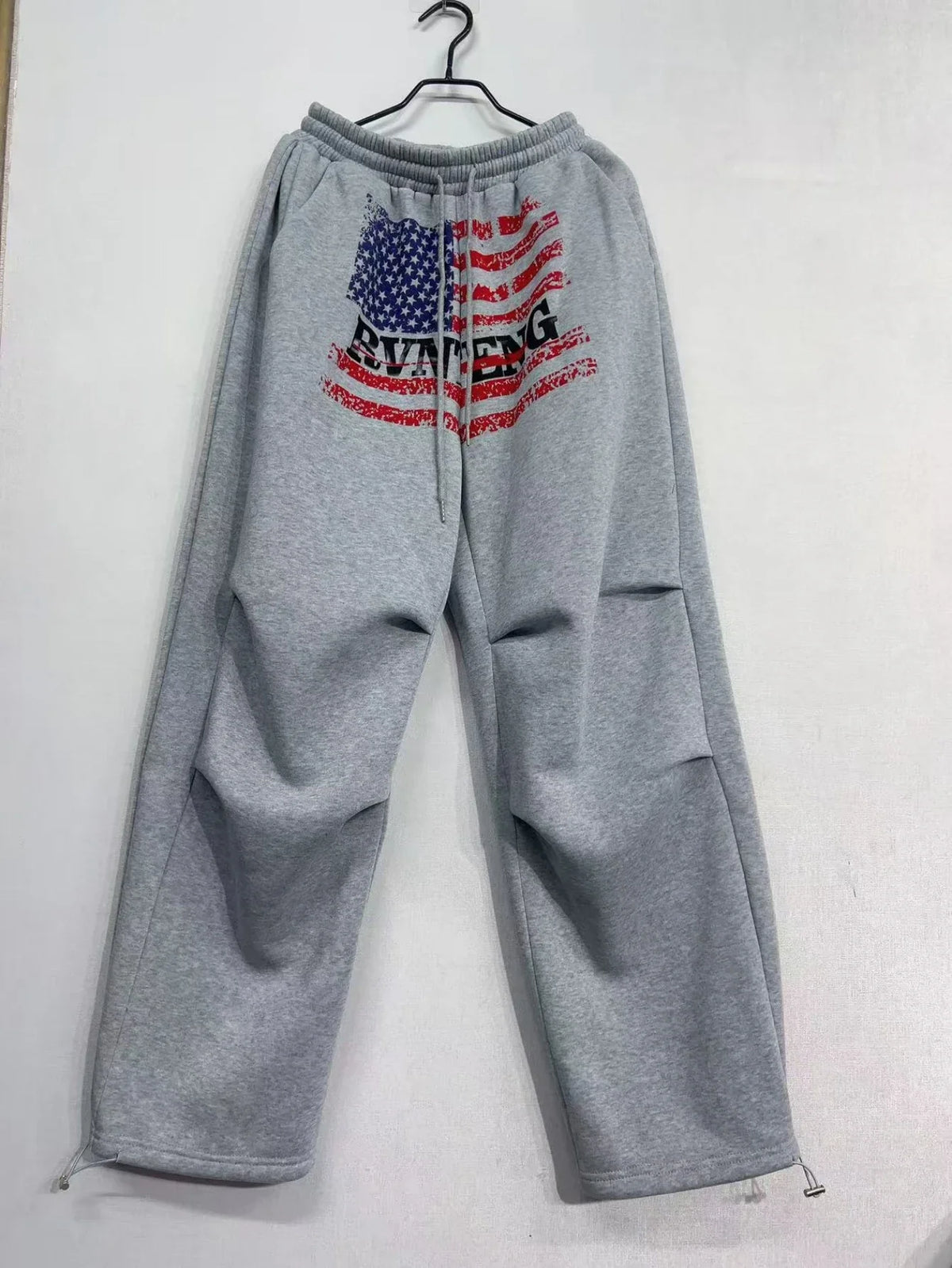 Damen Baggy Sweathose Grau mit Gummizug und Kordelzug, Weites Bein mit Flaggen-Print