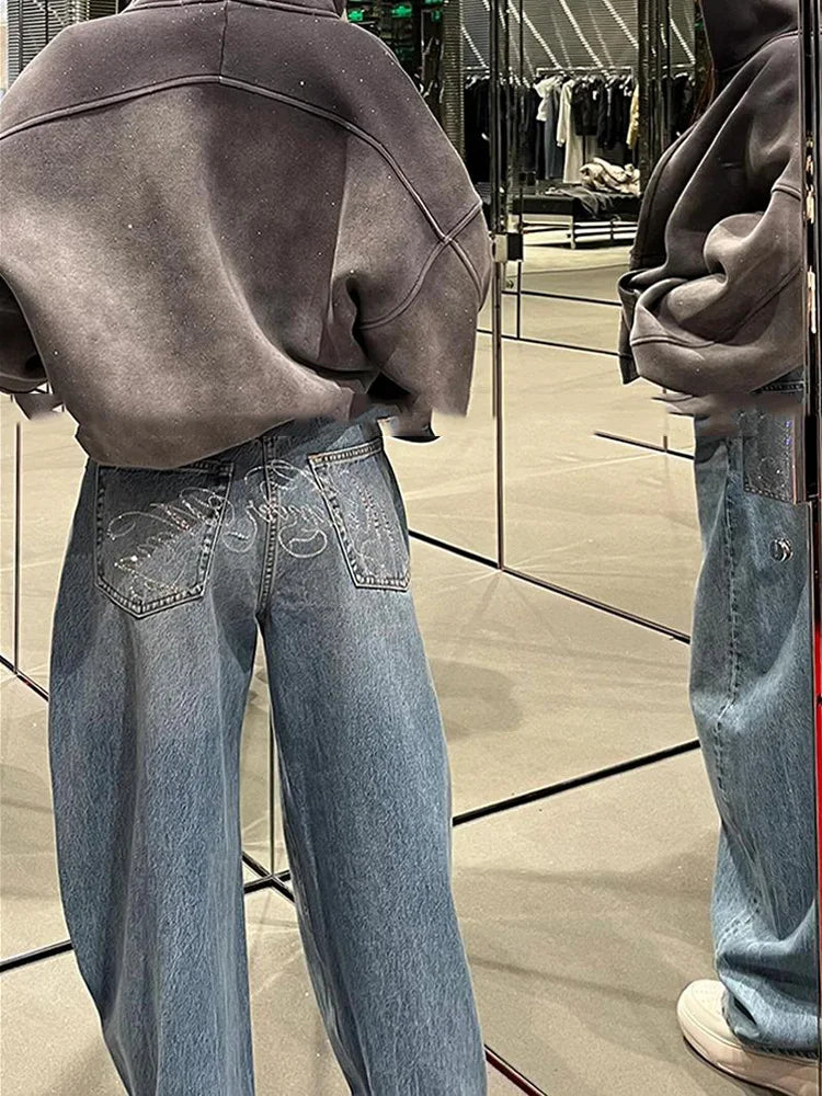 Damen Jeans Weites Bein Hellblau mit Strass Schriftzug auf Gesäßtaschen