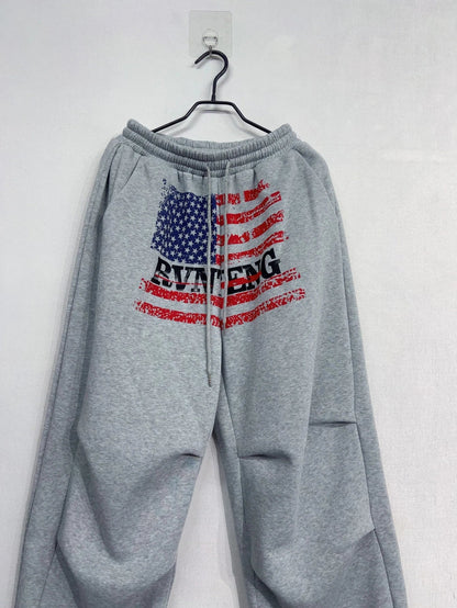 Damen Baggy Sweathose Grau mit Gummizug und Kordelzug, Weites Bein mit Flaggen-Print