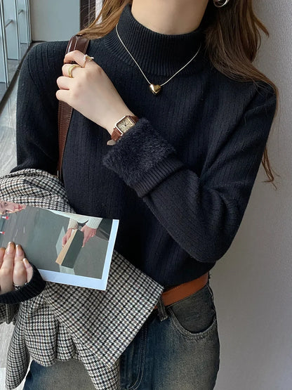 Gerippter Damen Rollkragenpullover mit weichem Plüschbesatz - Wärme & Stil