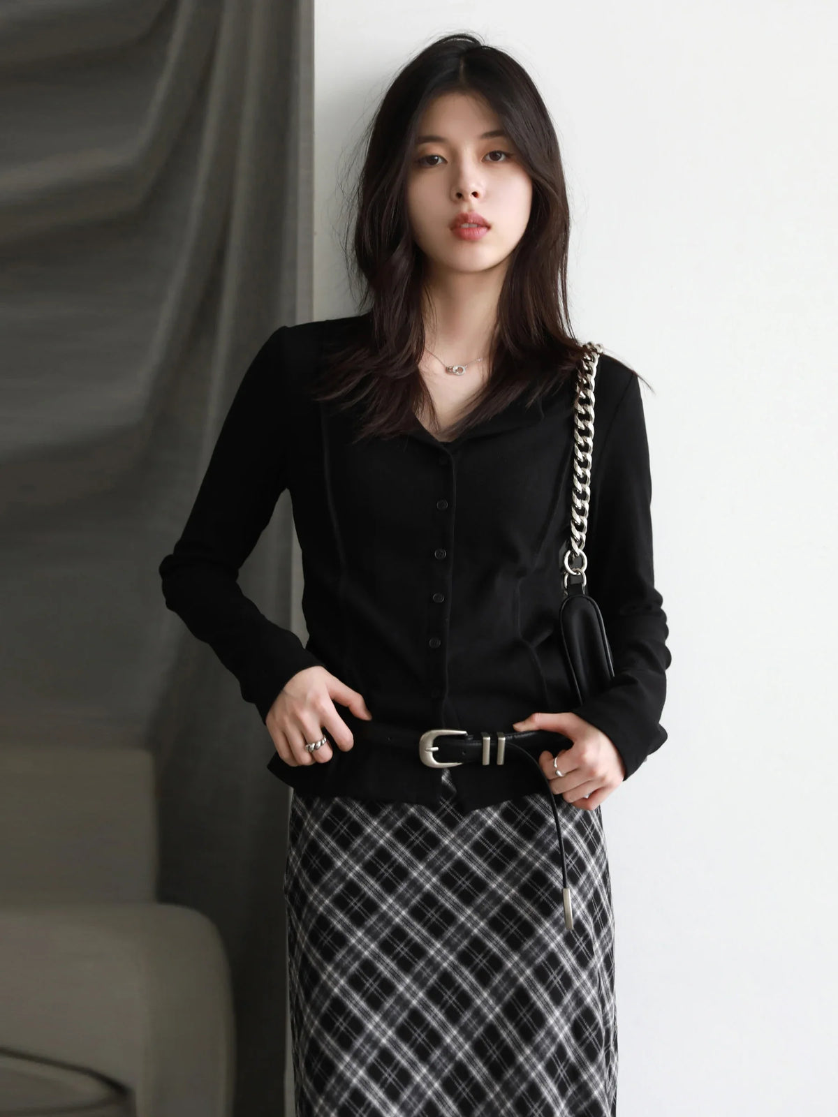 Damen Langarmshirt mit V-Ausschnitt und Knopfleiste, figurbetonter Schnitt