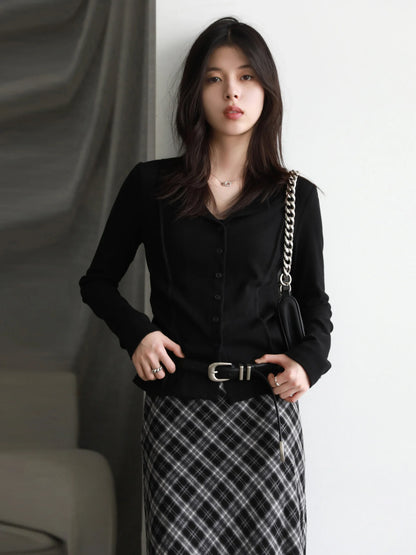 Damen Langarmshirt mit V-Ausschnitt und Knopfleiste, figurbetonter Schnitt