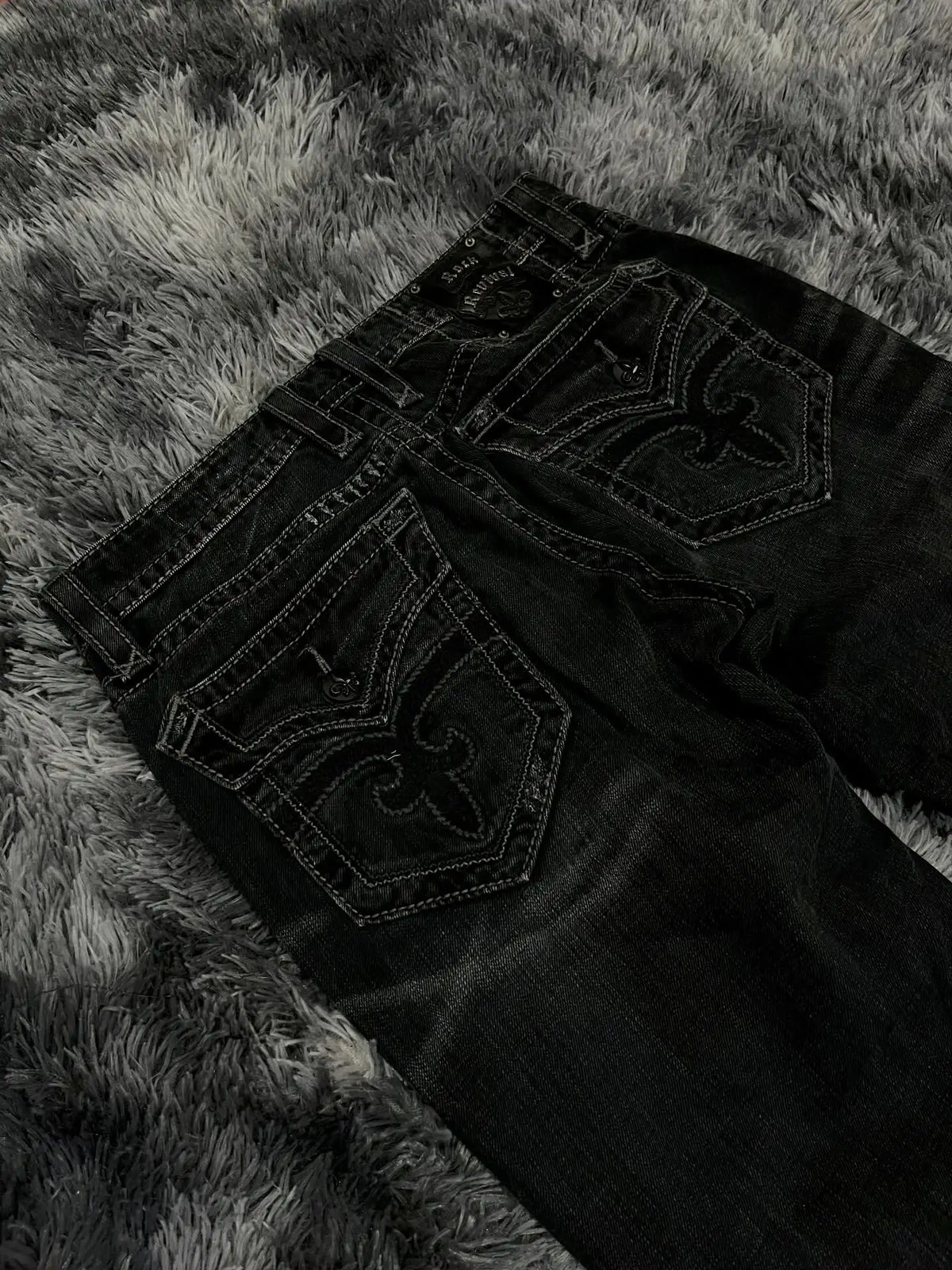 Damen Jeans Schwarz Bootcut Used-Look mit Ketten-Detail