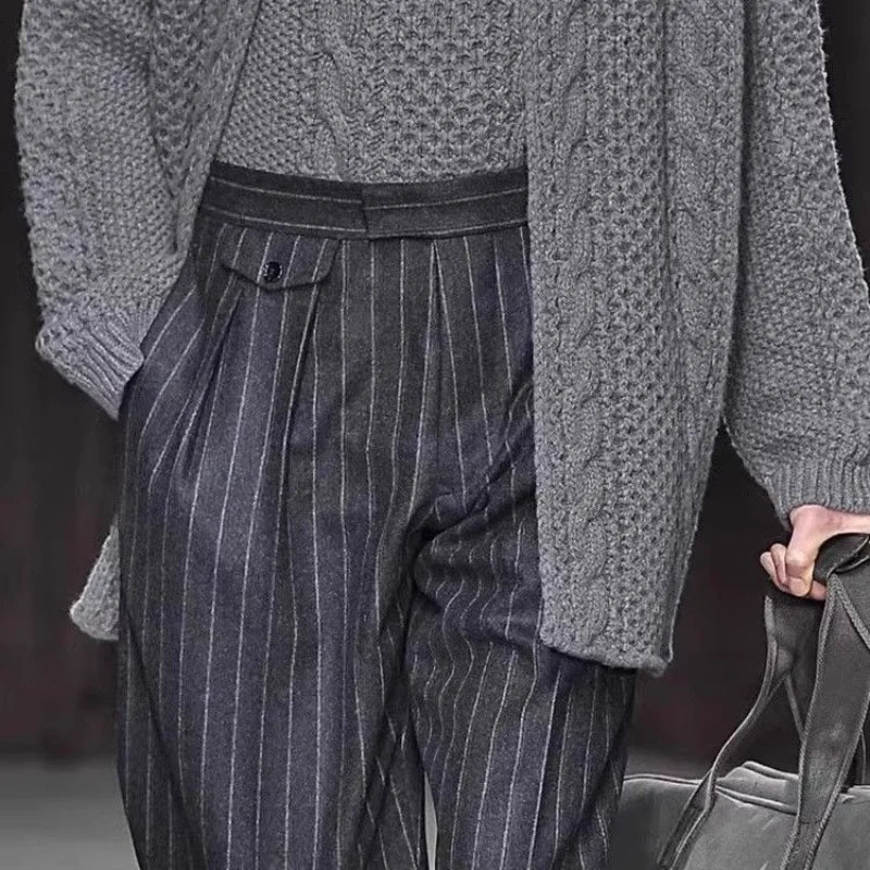 Herren Hose mit Nadelstreifen Muster, Bundfalten und weitem Bein in Dunkelgrau