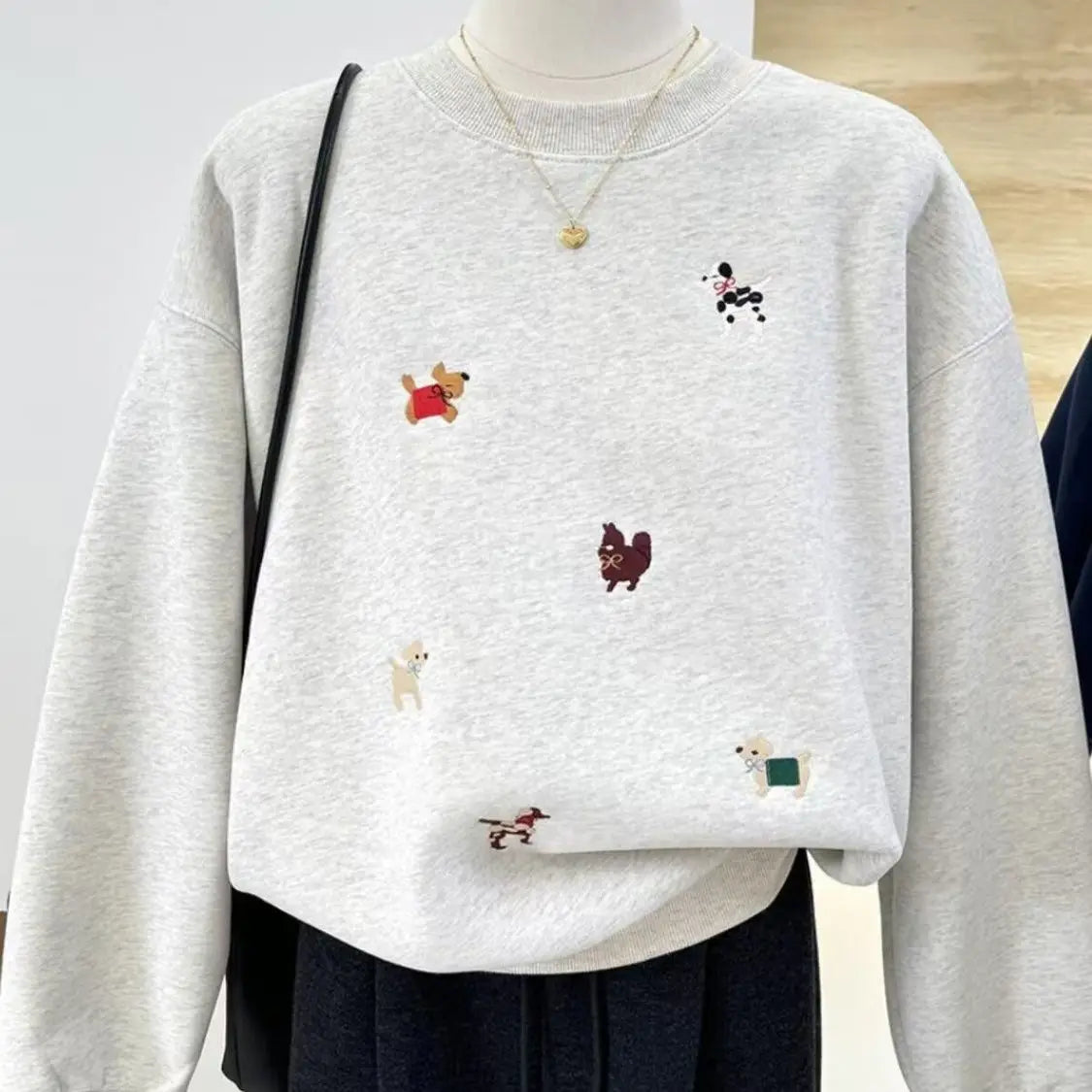 Unisex Sweatshirt Rundhals mit Hunde-Stickereien