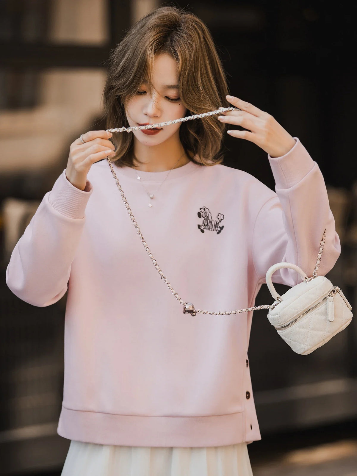 Damen Sweatshirt Langarm mit Zebra Stickerei und Knopfdetails an der Seite