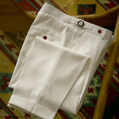 Herren Stoffhose mit seitlichem Versteller und roten Knöpfen