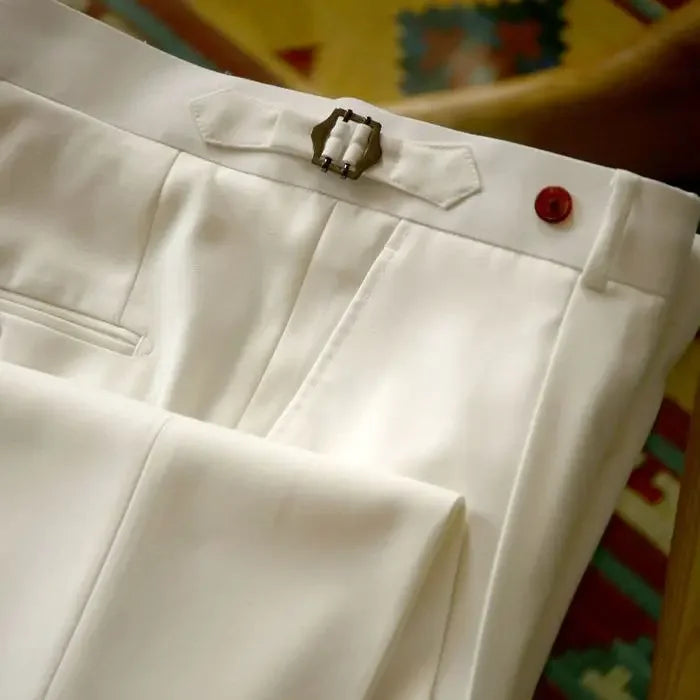 Herren Stoffhose mit seitlichem Versteller und roten Knöpfen