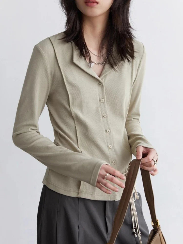 Damen Langarmshirt mit V-Ausschnitt und Knopfleiste, figurbetonter Schnitt