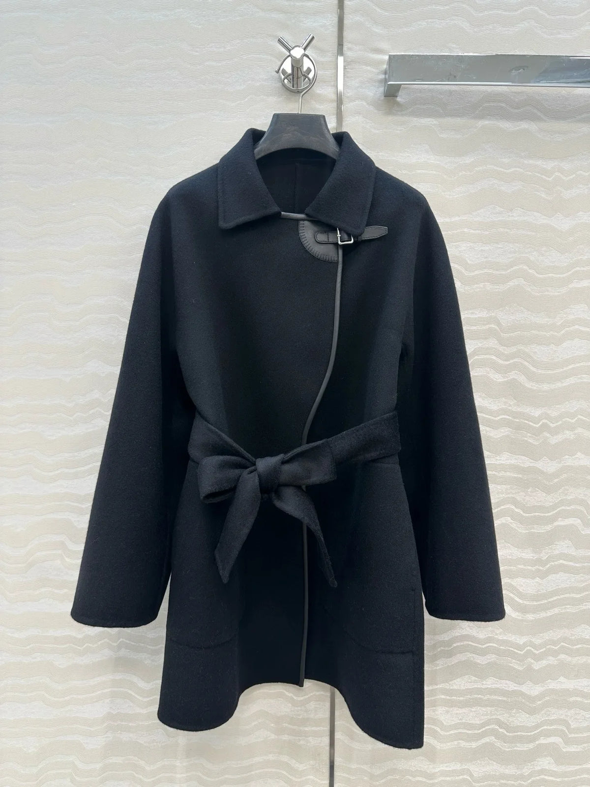 Kurzer Damen Wickelmantel mit Gürtel und Schnallendetail