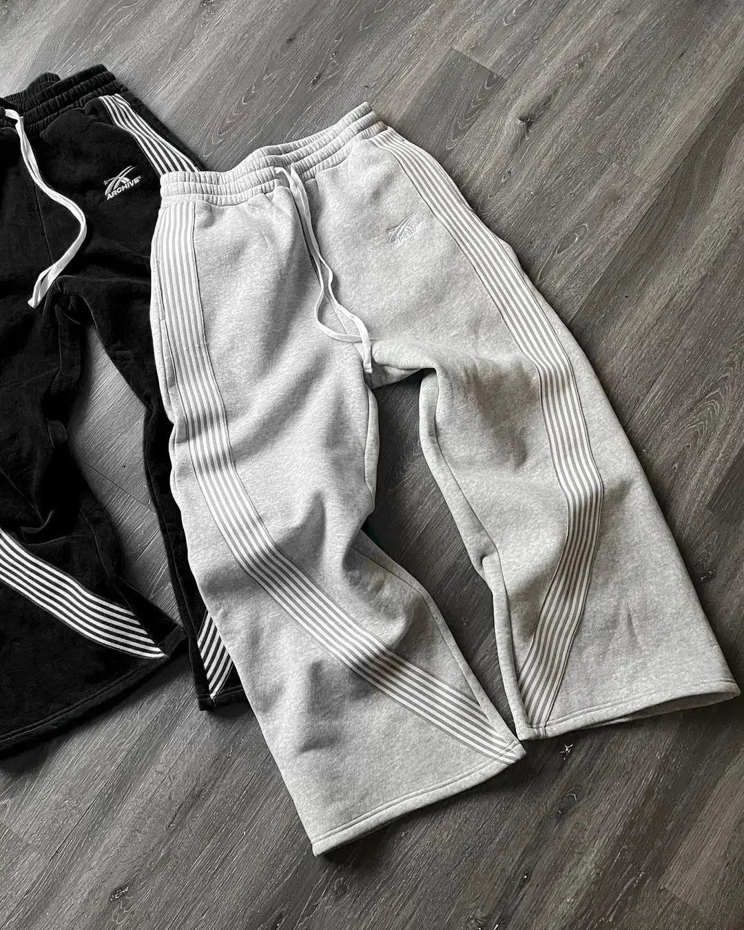 Weite Sweatpants Hose Damen Grau mit Seitenstreifen Kordelzug