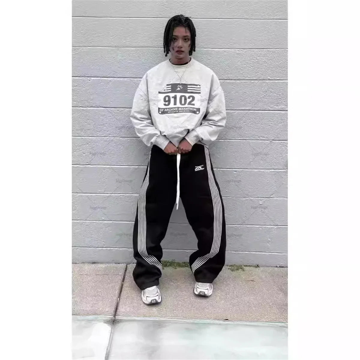 Weite Sweatpants Hose Damen Grau mit Seitenstreifen Kordelzug