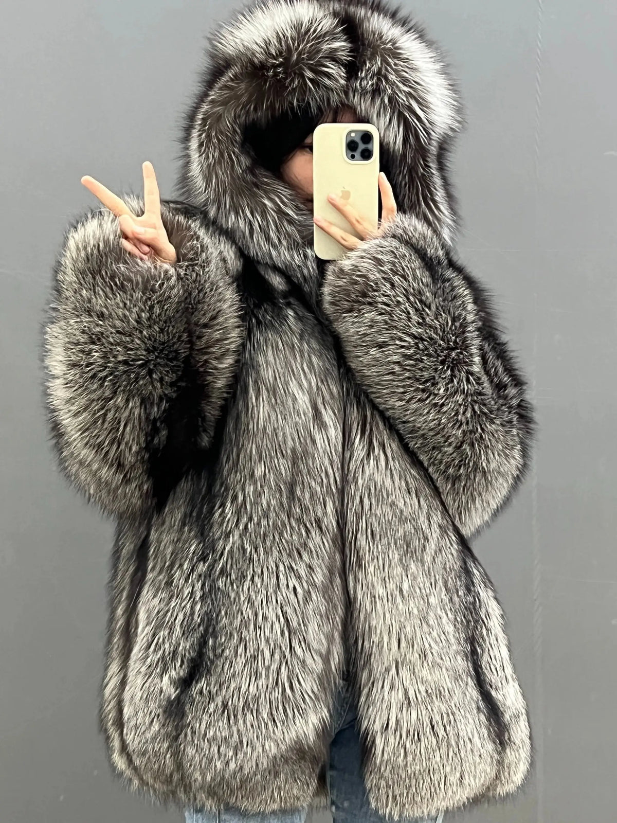 Damen Kurzmantel mit Kapuze aus weichem Kunstpelz in Silber-Grau, gefütterter Wintermantel