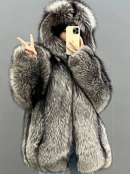 Damen Kurzmantel mit Kapuze aus weichem Kunstpelz in Silber-Grau, gefütterter Wintermantel