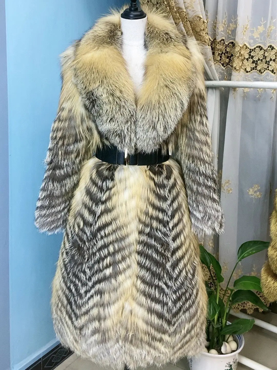 Damen Langer Mantel aus Kunstfell mit Chevron-Muster und Kragen