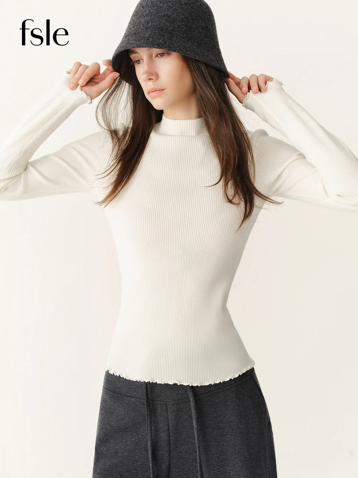 Geripptes Langarmshirt mit Stehkragen und Wellensaum Damen