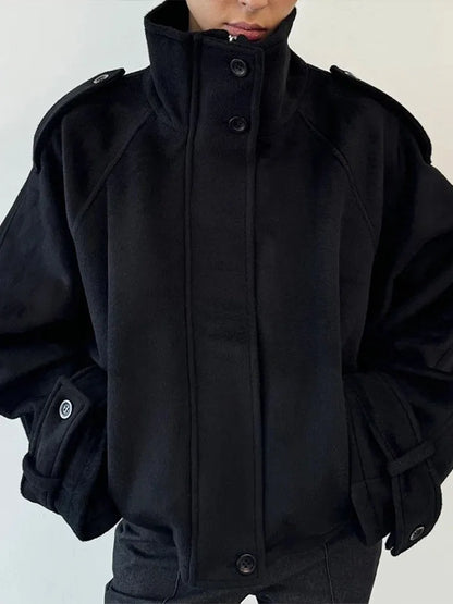 Kurze Oversize-Jacke mit Stehkragen und Schulterriegeln