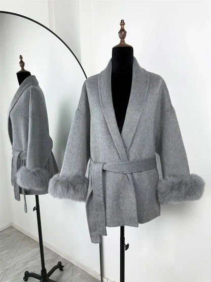 Kurzer Damen Mantel mit Gürtel & Pelzbesatz an Ärmeln