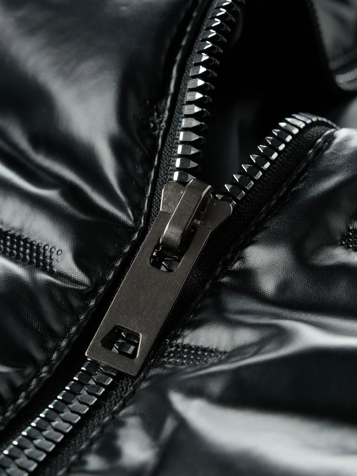 Schwarze glänzende Steppjacke Herren mit Kapuze und Reißverschluss
