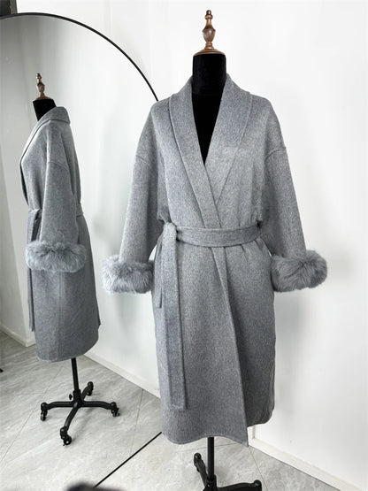 Kurzer Damen Mantel mit Gürtel & Pelzbesatz an Ärmeln