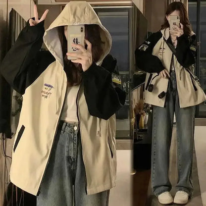 Damen Jacke mit Kapuze, Reißverschluss, Kontrastärmeln und Stickereien – Mehrfarbig