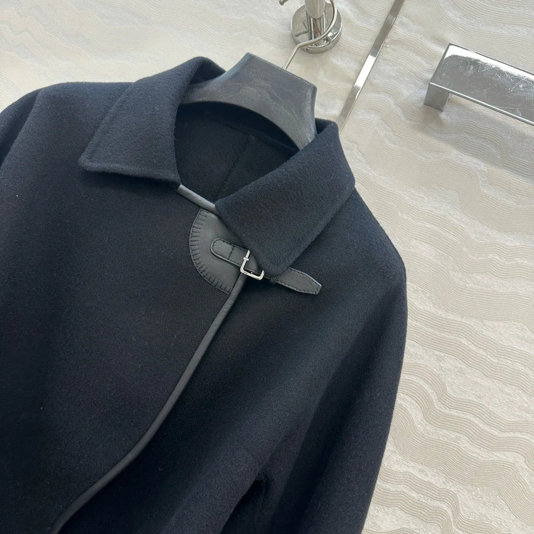 Kurzer Damen Wickelmantel mit Gürtel und Schnallendetail