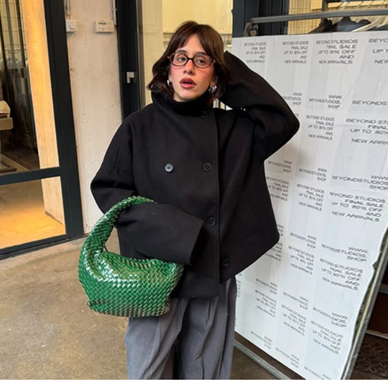 Kurze Damen Übergangsjacke mit Stehkragen und Knöpfen