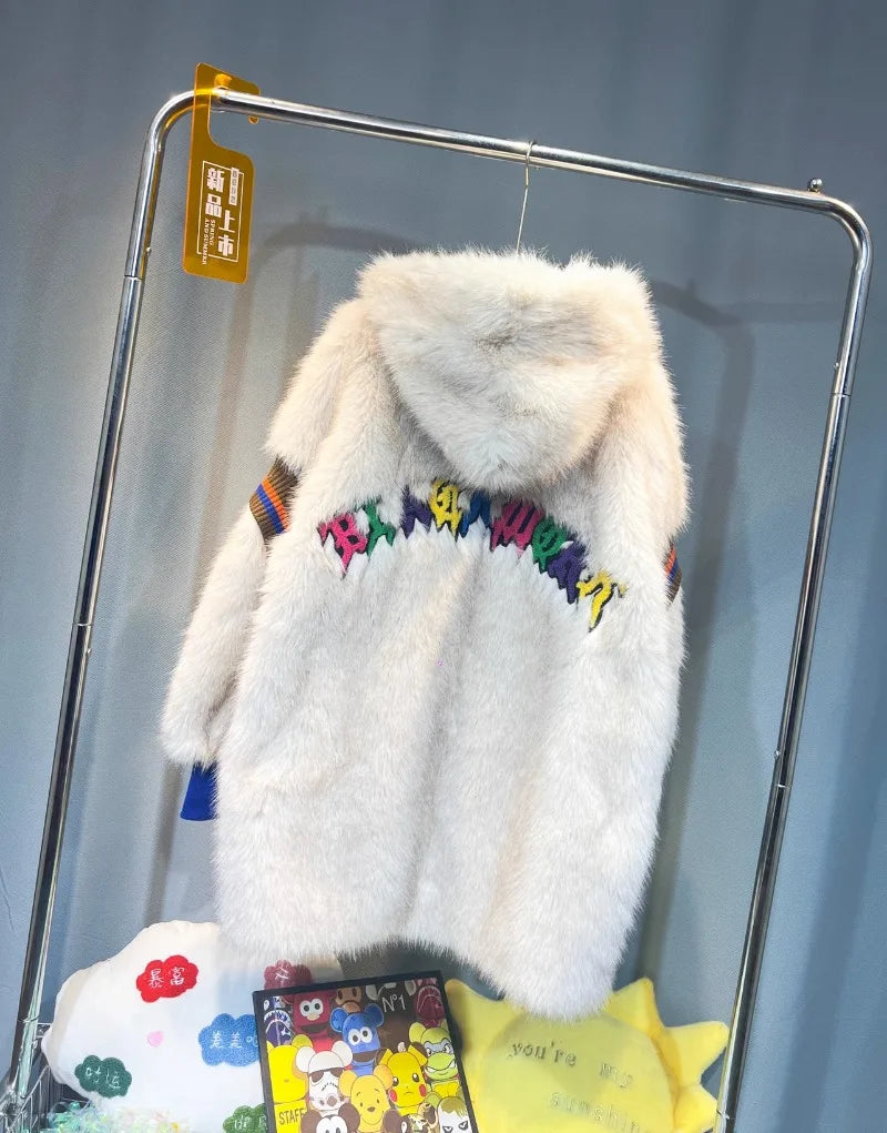 Pelzimitat Jacke mit Kapuze und Patches Beige