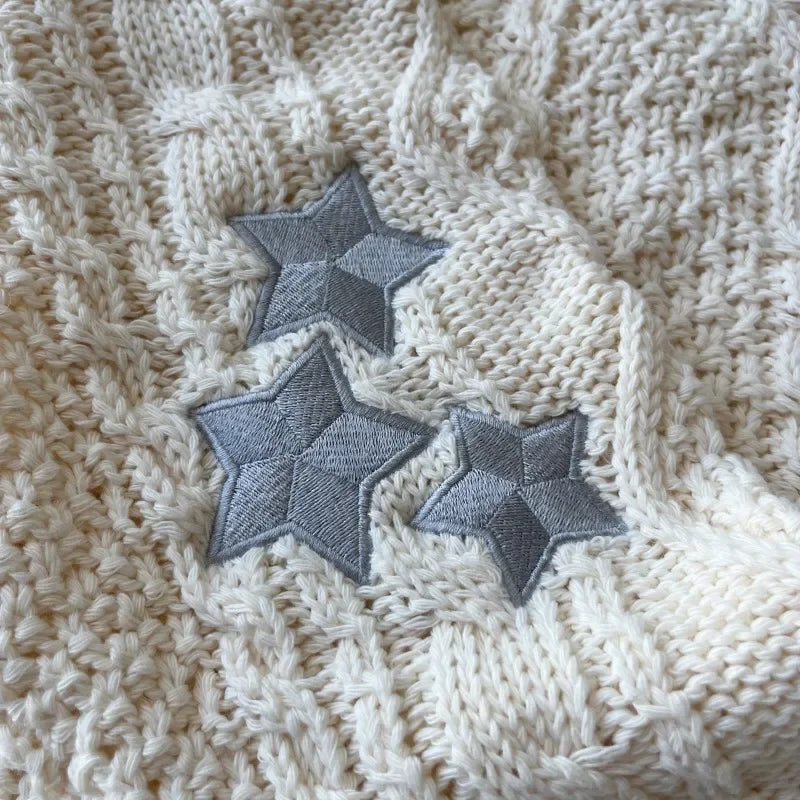 Cremefarbener Strick Cardigan mit V-Ausschnitt, Zopfmuster und Sternen-Applikationen