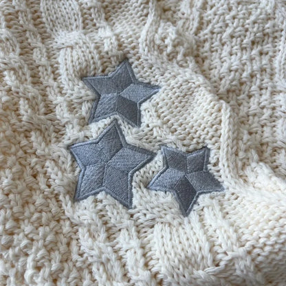 Cremefarbener Strick Cardigan mit V-Ausschnitt, Zopfmuster und Sternen-Applikationen