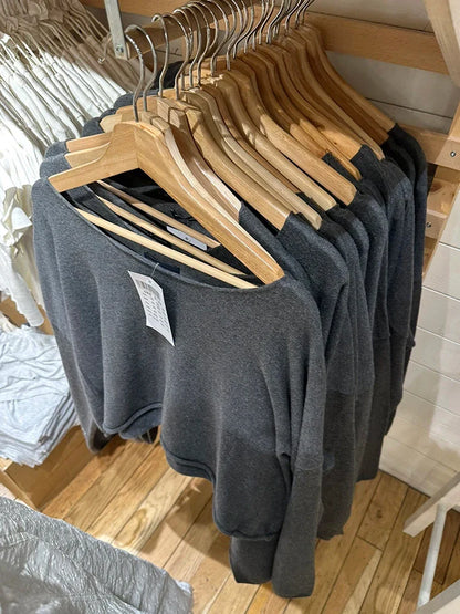 Damen Langarm Oberteil, Crop Top mit weitem Ausschnitt und asymmetrischem Saum