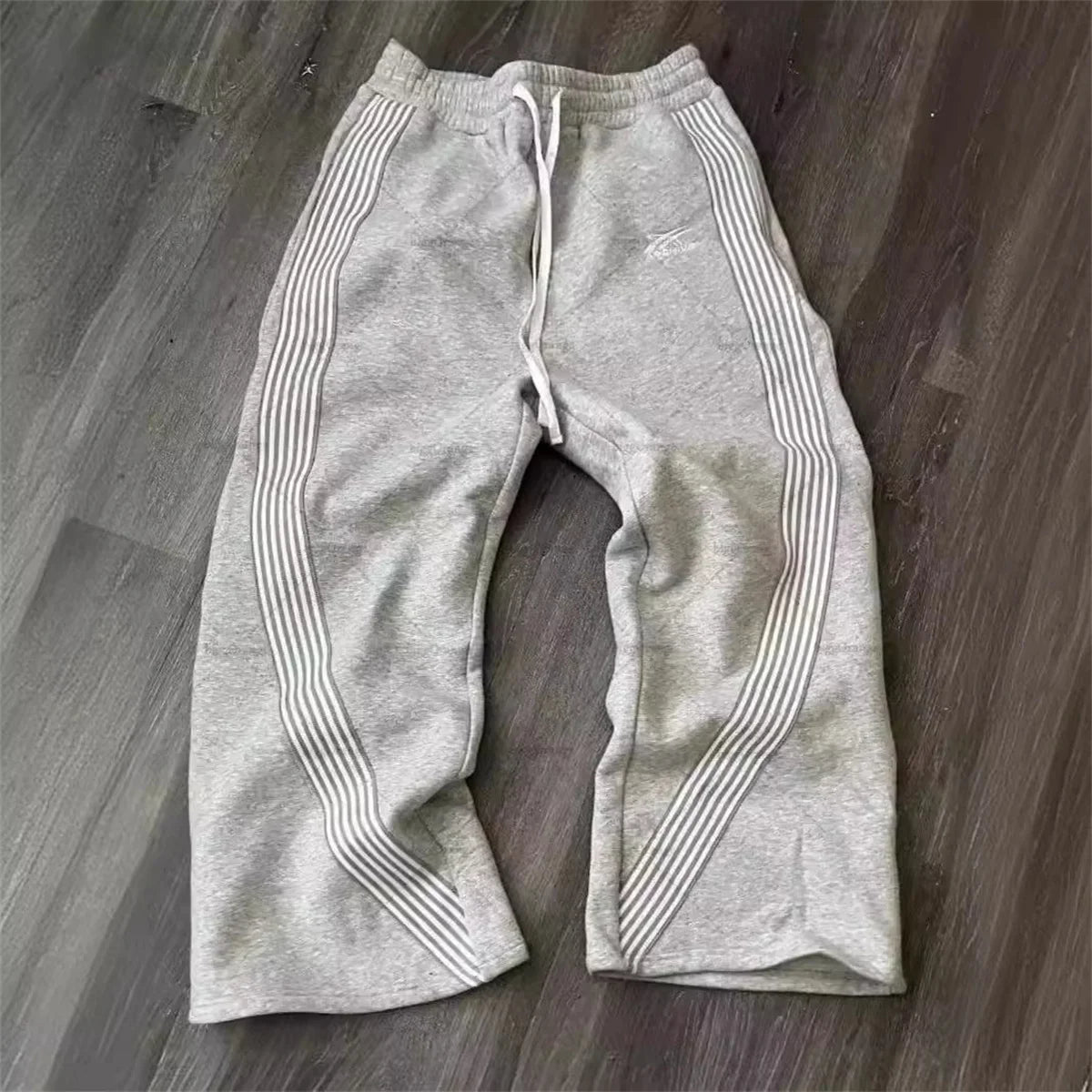 Weite Sweatpants Hose Damen Grau mit Seitenstreifen Kordelzug