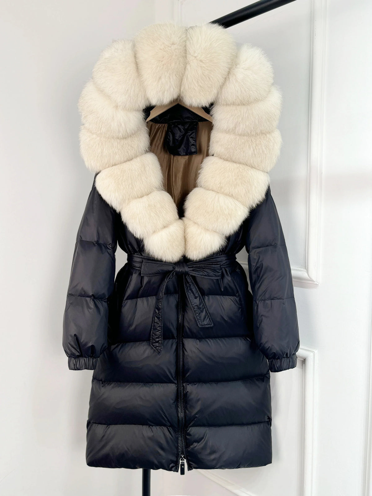Damen Daunenmantel Schwarz mit Echtfellkragen und Bindegürtel Langer Winterparka