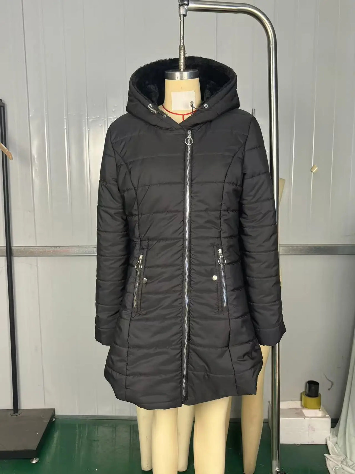 Damen Steppmantel Schwarz mit Kapuze und Reißverschlüssen, warmer Wintermantel