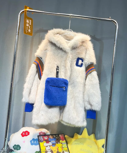 Pelzimitat Jacke mit Kapuze und Patches Beige