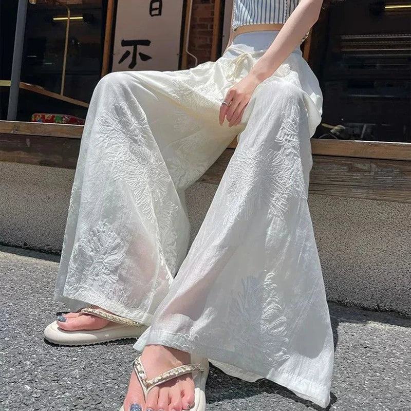 Weiße weite Damenhose mit floraler Stickerei, hoher Bund