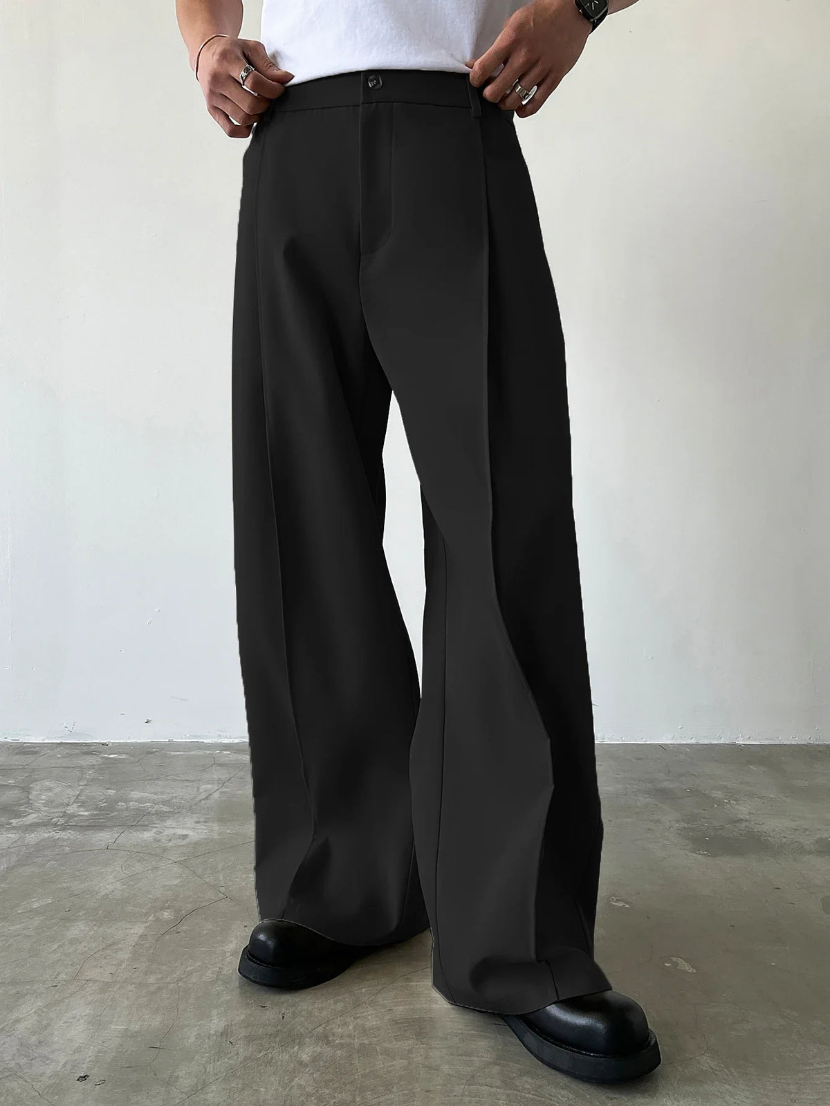 Weite Herrenhose mit hohem Bund und Bundfalten, verschiedene Farben