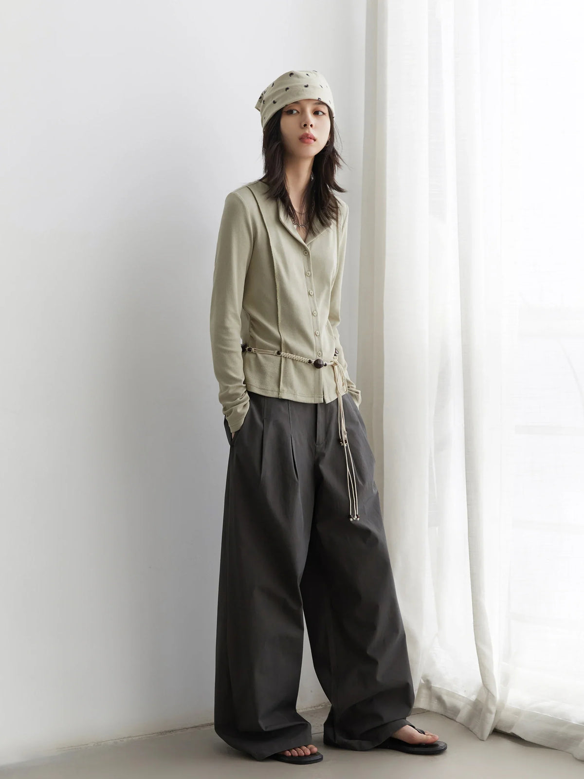 Damen Langarmshirt mit V-Ausschnitt und Knopfleiste, figurbetonter Schnitt