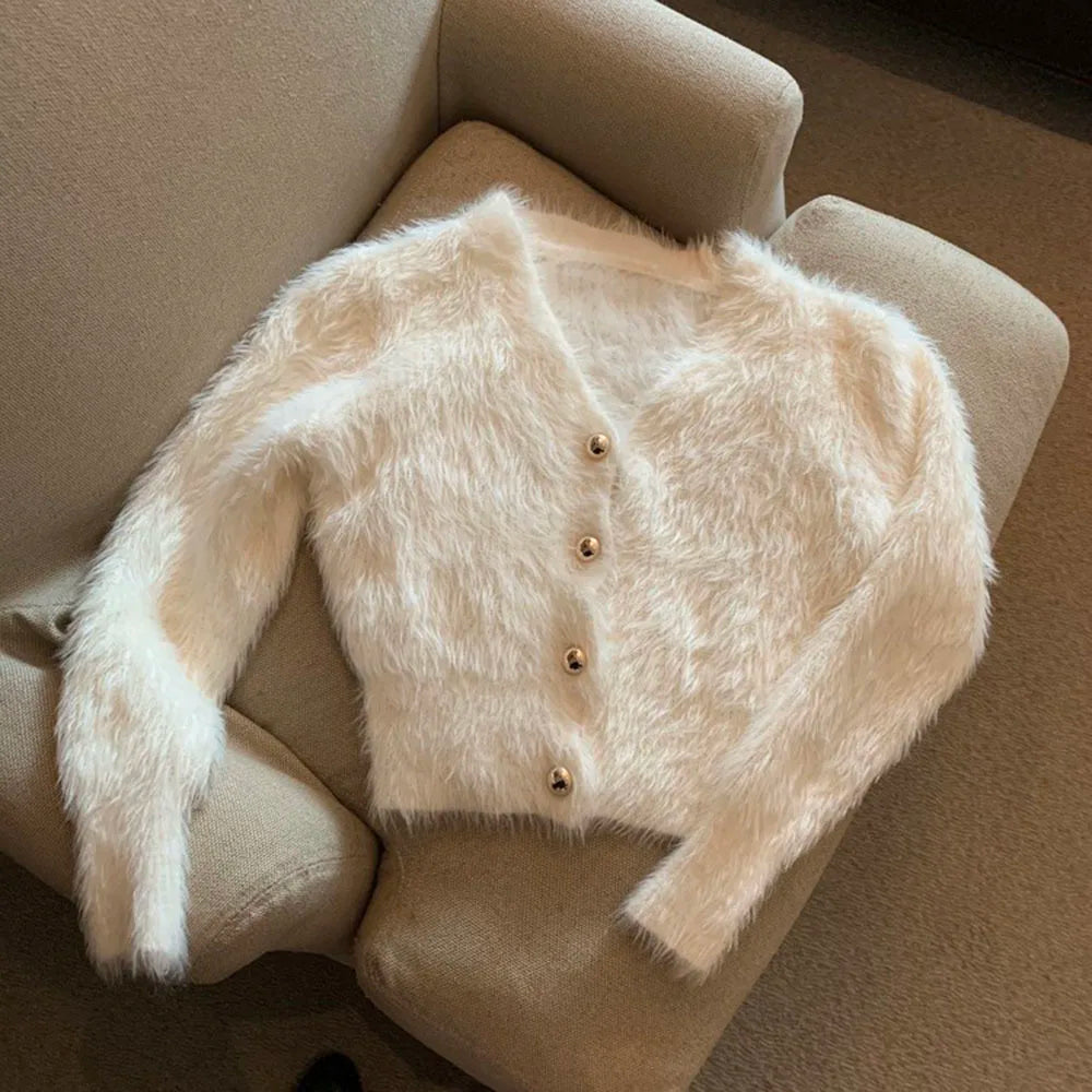Kurzer Damen V-Ausschnitt Cardigan mit Plüsch-Optik und Goldknöpfen