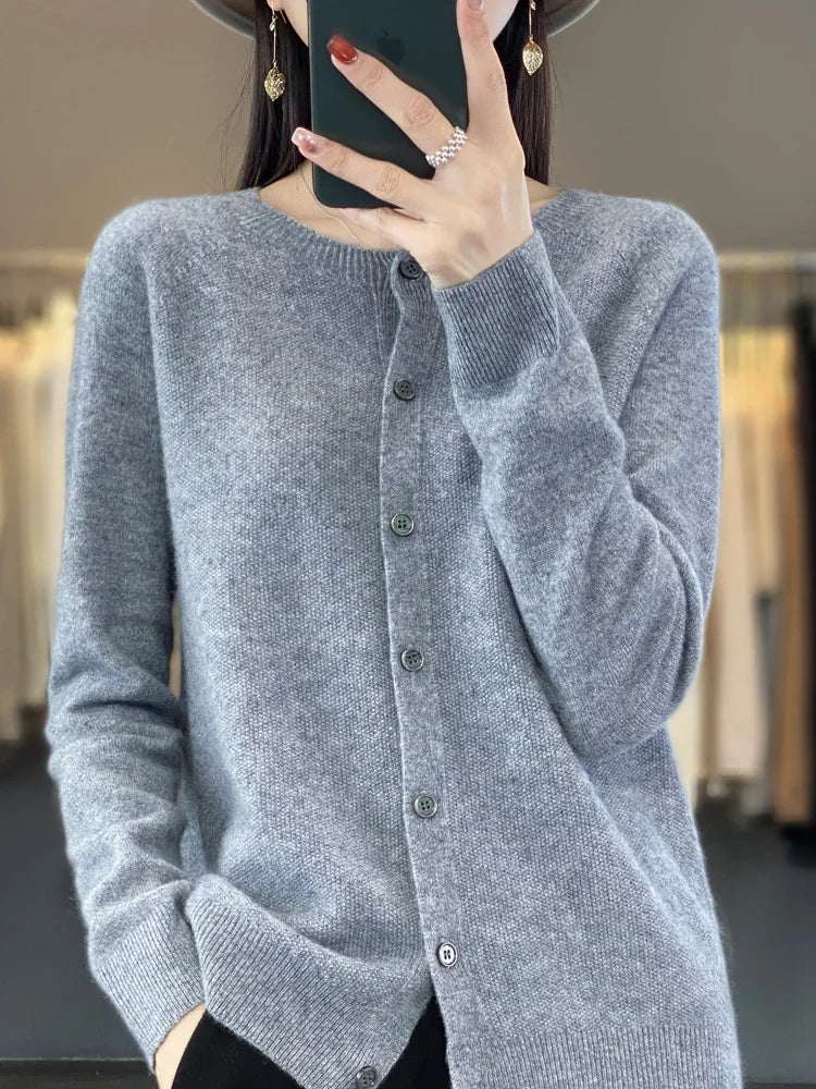 Damen Strickjacke mit Rundhalsausschnitt – Eleganter Cardigan für Alltag und Büro