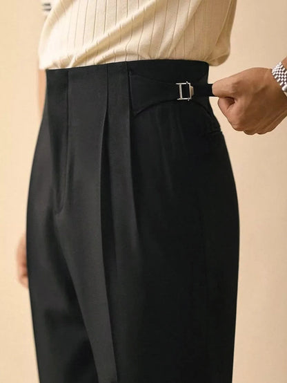 Hoch taillierte Hose mit Falten und seitlichen Schnallenverstellern