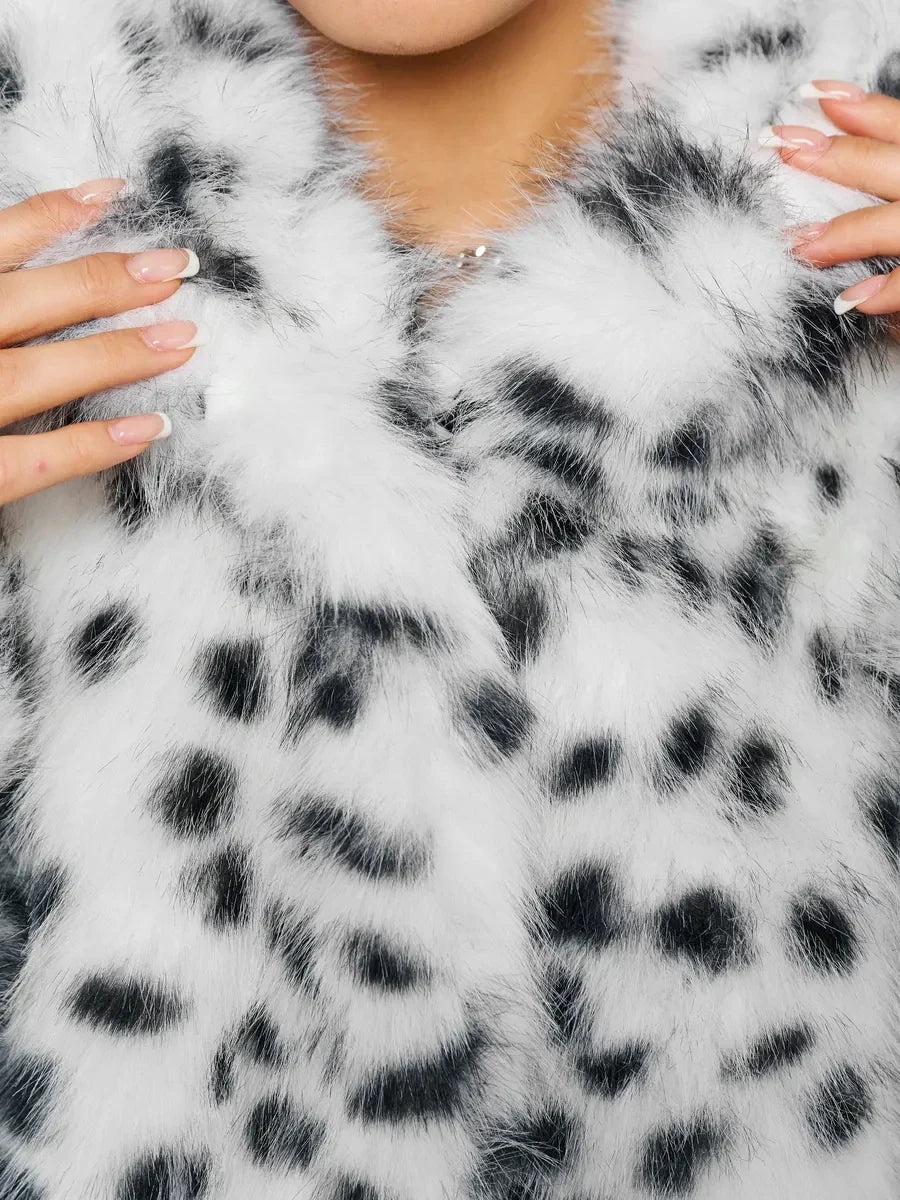 Damen Kunstfelljacke mit Kapuze – Schwarz-weiß gefleckt