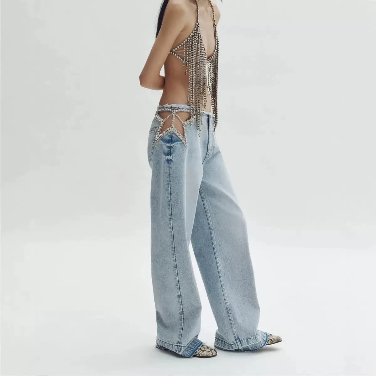 Weite Jeans mit Zierausschnitten