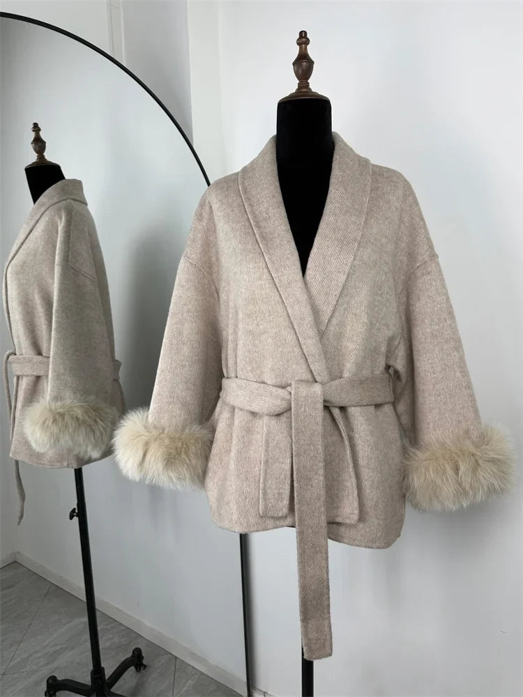 Kurzer Damen Mantel mit Gürtel & Pelzbesatz an Ärmeln