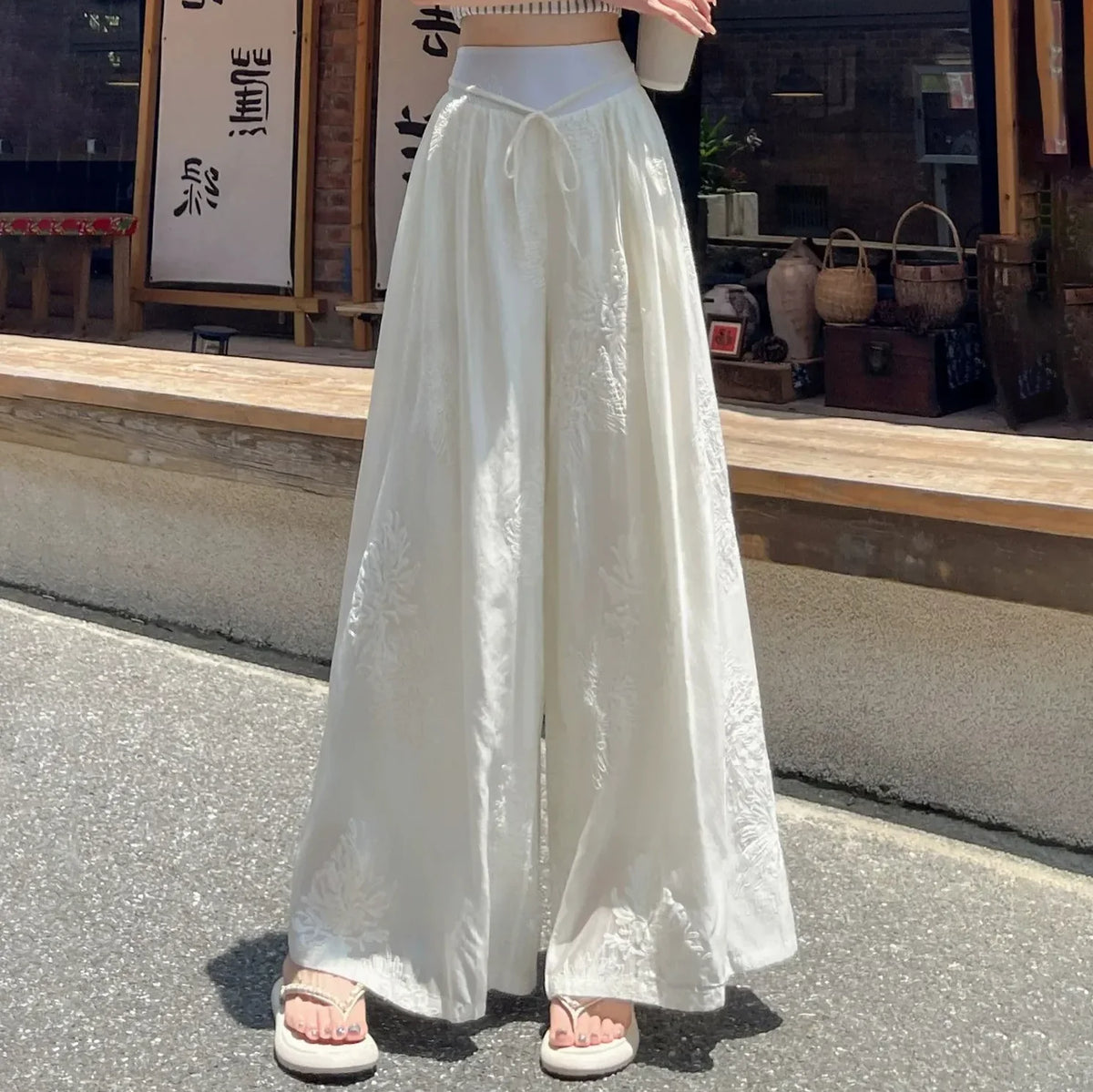 Weiße weite Damenhose mit floraler Stickerei, hoher Bund