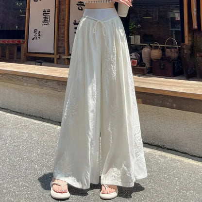 Weiße weite Damenhose mit floraler Stickerei, hoher Bund
