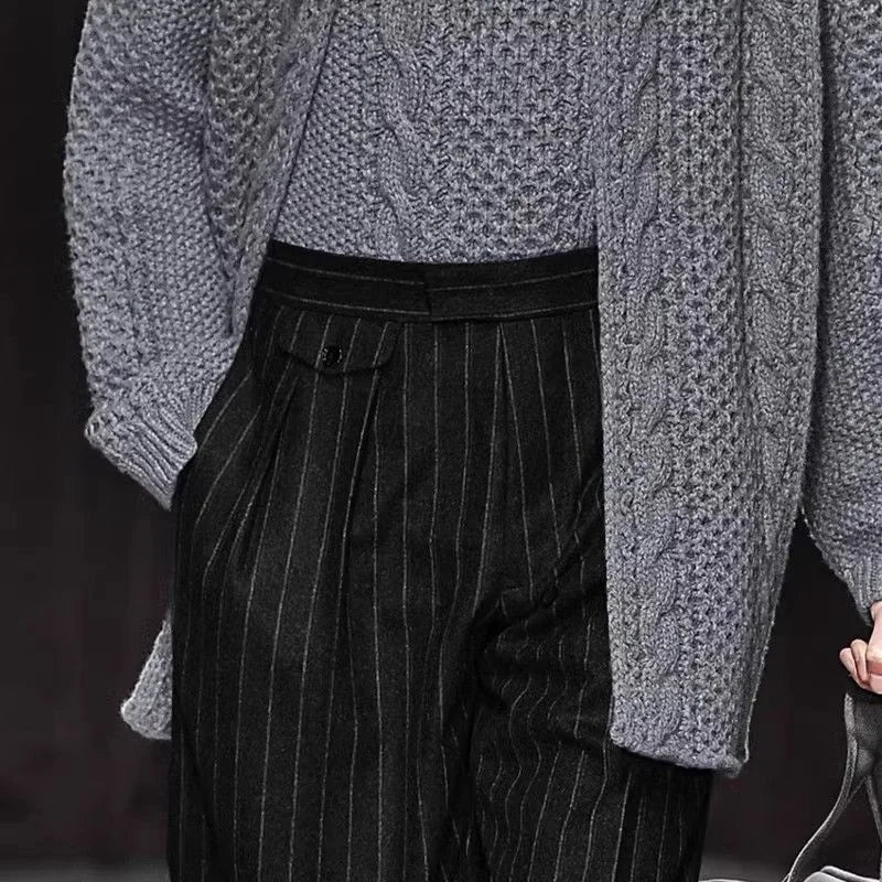 Herren Hose mit Nadelstreifen Muster, Bundfalten und weitem Bein in Dunkelgrau