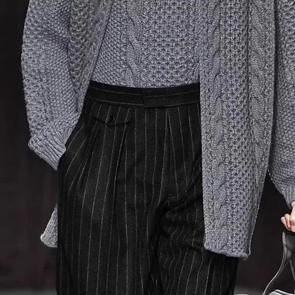Herren Hose mit Nadelstreifen Muster, Bundfalten und weitem Bein in Dunkelgrau